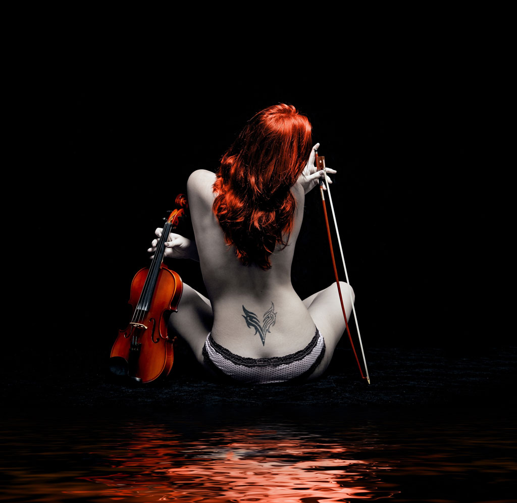 A051314拉小提琴的女人背影